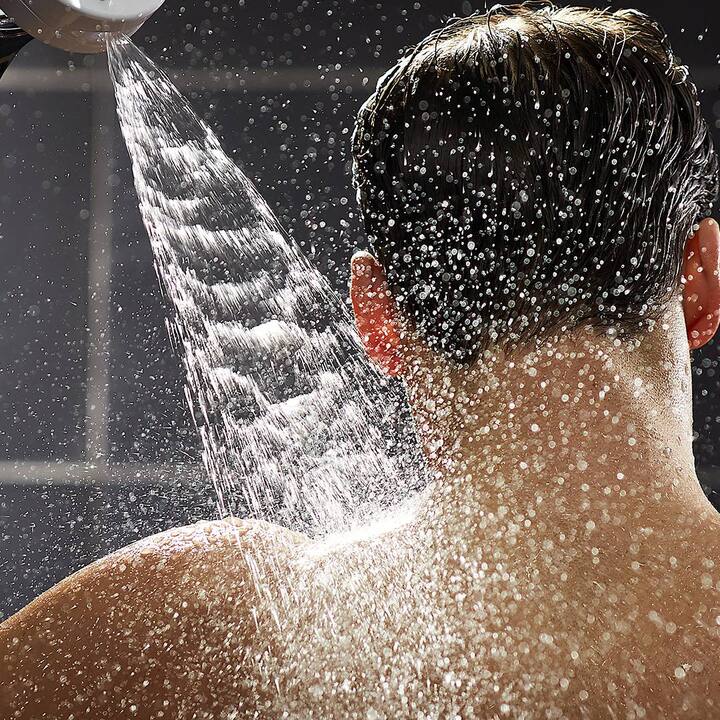 ਤੇਜ਼ ਧੁੱਪ ਤੋਂ ਬਾਅਦ ਏਸੀ ਕਮਰੇ ਵਿੱਚ ਬੈਠਣ ਤੋਂ ਬਚੋ। ਕਿਉਂਕਿ AC ਦੀ ਠੰਡੀ ਹਵਾ ਤੁਹਾਨੂੰ ਗਰਮੀ ਤੋਂ ਰਾਹਤ ਦੇ ਸਕਦੀ ਹੈ ਪਰ ਬਹੁਤ ਠੰਡੀ ਜਗ੍ਹਾ 'ਤੇ ਆਉਣ ਨਾਲ ਤੁਹਾਨੂੰ ਗਰਮੀ ਦਾ ਅਹਿਸਾਸ ਹੋ ਸਕਦਾ ਹੈ। ਜਿਸ ਕਾਰਨ ਤੁਹਾਡੀ ਸਿਹਤ ਨੂੰ ਨੁਕਸਾਨ ਹੋ ਸਕਦਾ ਹੈ।