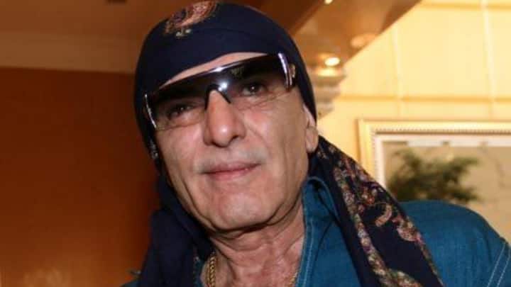 ये एक्टर कोई और नहीं बल्कि 1960 में रिलीज हुई फिल्म दीदी से अपने एक्टिंग करियर की शुरुआत की थी. फिरोज खान ने 'रिपोर्टर राजू','सुहागन','ऊंचे लोग', 'आरजू', 'औरत', आदमी और इंसान','मेला','खोटे सिक्के' और धर्मात्मा जैसी फिल्मों में काम किया.