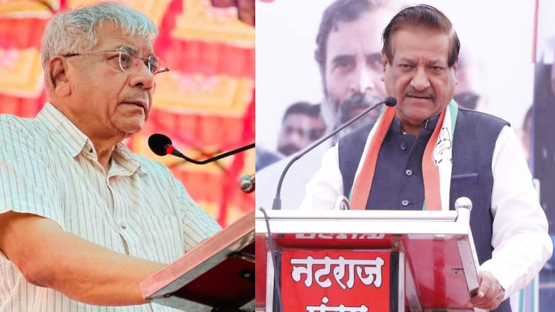 Who is Prithviraj Chavan I Will sit with Congress leader of my kind stature says Prakash Ambedkar Prakash Ambedkar: कोण पृथ्वीराज चव्हाण, मी माझ्या स्टेटसच्या व्यक्तीसोबत बसतो; प्रकाश आंबेडकरांनी काँग्रेसला फटकारलं