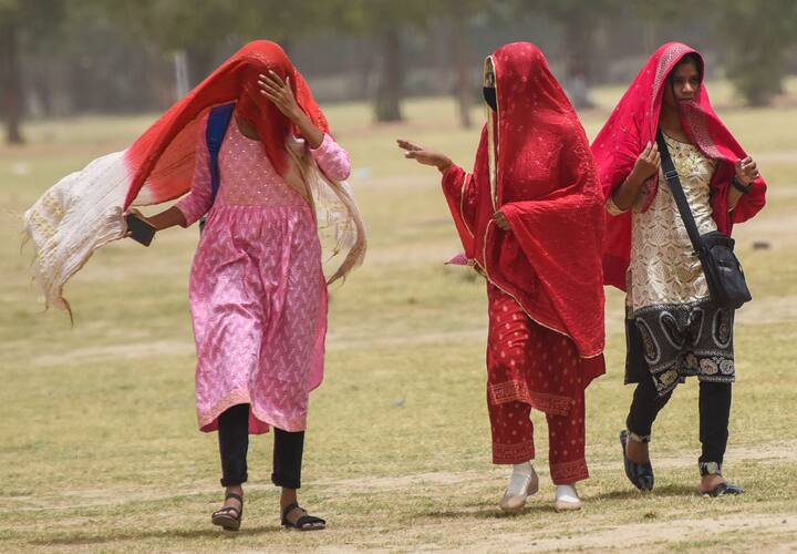 જો કોઈ સ્ટેશનનું સામાન્ય મહત્તમ તાપમાન 40 °C કરતાં વધુ હોય, તો જ્યારે ત્યાંનું તાપમાન સામાન્ય મહત્તમ તાપમાન કરતાં 4°C-5°C વધે ત્યારે હીટ વેવની સ્થિતિ સર્જાય છે. જ્યારે તાપમાન 6 ડિગ્રી સેલ્સિયસ અથવા તેથી વધુ સુધી પહોંચે છે ત્યારે તીવ્ર ગરમીનું મોજું જાહેર કરવામાં આવે છે.
