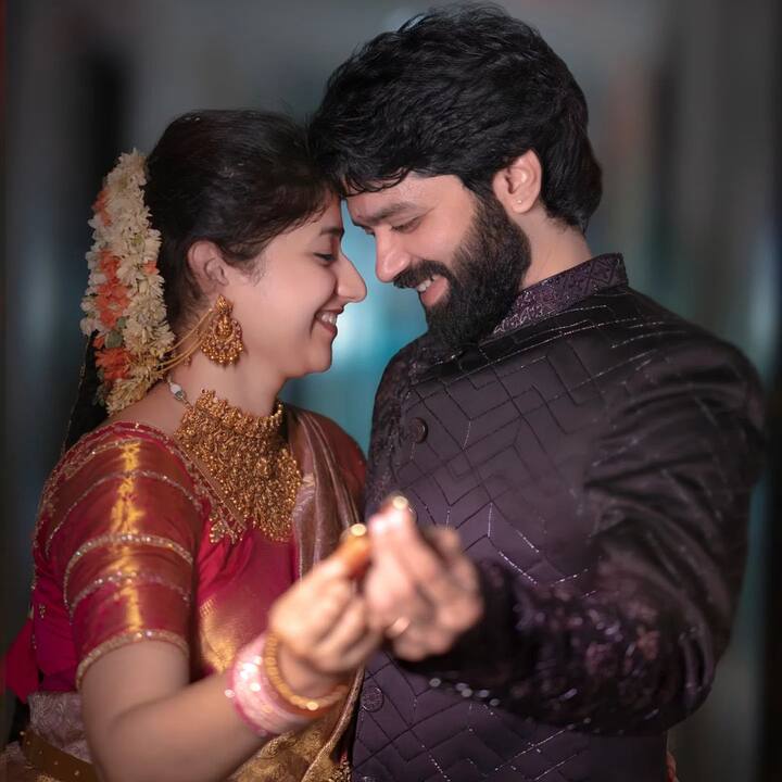 దాదాపు 8.5 మిలియన్ వ్యూస్తో ఆమె పాడిన పాట ట్రెండింగ్లో నిలిచింది. అతి చిన్న వయసులో సింగర్గా మారిన శ్రీలలిత ఇప్పుడు పెళ్లీ పీటలు ఎక్కబోతుంది. సైలెంట్గా నిశ్చితార్థం చేసుకుని ఆ ఫోటోలను తన ఇన్స్టాగ్రామ్లో షేర్ చేసింది.