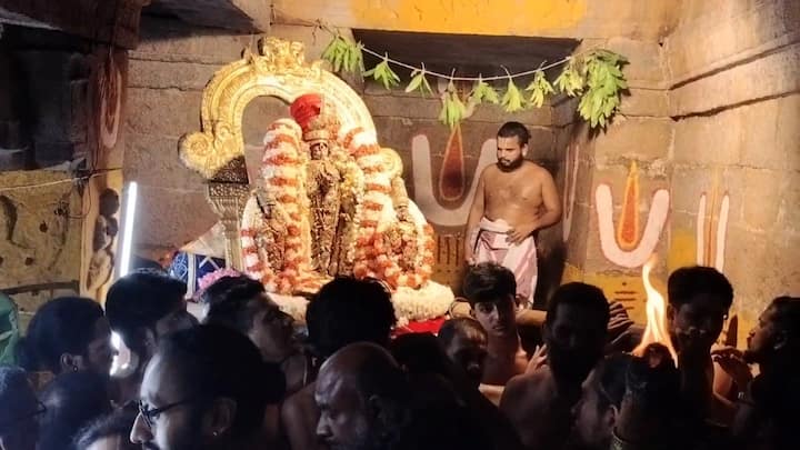 நேற்று இரவு, காஞ்சிபுரம் ஸ்ரீ வரதராஜ பெருமாள், கோயிலில் இருந்து புறப்பட்டு இன்று காலை பல்வேறு கிராமங்களில் வீதி உலா வந்து பக்தர்களுக்கு அருள் பாலித்தார்.