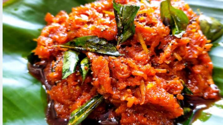 கடாயில் 3 மேஜைக் கரண்டி நல்லெண்ணெய் சேர்த்து கடுகு, கறிவேப்பிலை சேர்த்து பொரிந்ததும், இதனுடன் துருவிய வெங்காயத்தை சேர்த்து பச்சை வாசம் போகும் வரை வதக்கவும். பின் இதனுடன் துருவிய மாங்காயை சேர்த்து கிளறி விடவும்.