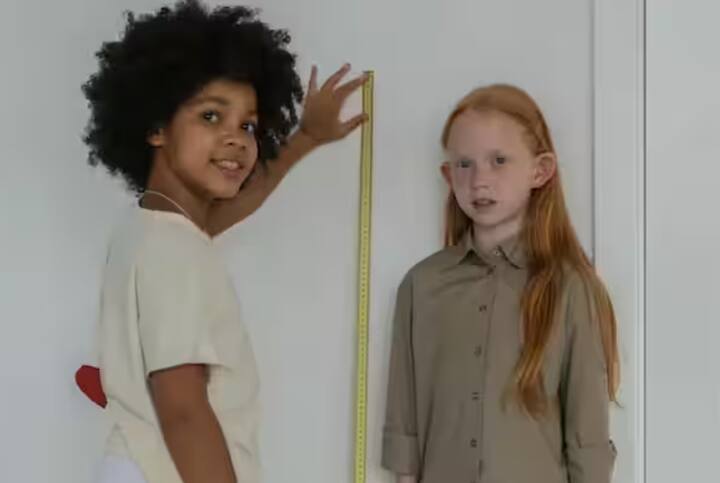 ਰੋਜ਼ਾਨਾ ਖੇਡਣਾ: ਬੱਚਿਆਂ ਨੂੰ ਹਰ ਰੋਜ਼ ਖੇਡਣ ਲਈ ਸਮਾਂ ਦਿਓ। ਖੇਡਾਂ ਖੇਡਣ ਨਾਲ ਉਨ੍ਹਾਂ ਦੀਆਂ ਹੱਡੀਆਂ ਮਜ਼ਬੂਤ ਹੁੰਦੀਆਂ ਹਨ ਅਤੇ ਉਨ੍ਹਾਂ ਦਾ ਸਰੀਰ ਚੰਗੀ ਤਰ੍ਹਾਂ ਵਧਦਾ ਹੈ।