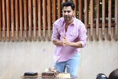 Varun Dhawan Birthday: वरुण धवन ने पैपराजी के साथ सेलिब्रेट किया बर्थडे, फैंस को खिलाया केक