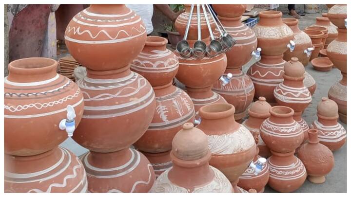 रोजाना सफाई करें: हर रोज सुराही या घड़े को खाली करें और गर्म पानी से अच्छी तरह से धोएं. इससे अंदर जमा गंदगी और कीटाणु निकल जाएंगे.