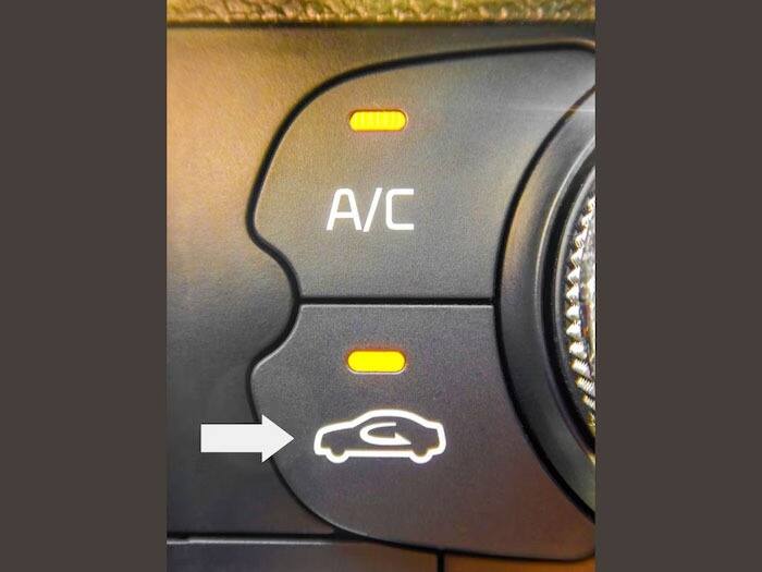ਦਰਅਸਲ, ਇਸਨੂੰ ਏਅਰ ਰੀਸਰਕੁਲੇਸ਼ਨ (Air Recirculation) ਬਟਨ ਕਿਹਾ ਜਾਂਦਾ ਹੈ, ਜਿਵੇਂ ਹੀ ਤੁਸੀਂ ਇਸਨੂੰ ਦਬਾਉਂਦੇ ਹੋ, ਕਾਰ ਦਾ ਕੈਬਿਨ ਤੁਰੰਤ ਠੰਡਾ ਹੋਣਾ ਸ਼ੁਰੂ ਹੋ ਜਾਂਦਾ ਹੈ। ਇਸ ਬਟਨ ਦਾ ਕੰਮ ਕਾਰ ਦੇ ਏਅਰ ਰੀਸਰਕੁਲੇਸ਼ਨ ਸਿਸਟਮ ਨੂੰ ਚਾਲੂ ਕਰਨਾ ਹੈ। ਇਸ ਦੀ ਵਰਤੋਂ ਕਰਨ ਨਾਲ ਕਾਰ ਦੇ ਅੰਦਰ ਦੀ ਹਵਾ ਤੇਜ਼ੀ ਨਾਲ ਠੰਡੀ ਹੋਣ ਲੱਗਦੀ ਹੈ ਅਤੇ ਤੁਹਾਨੂੰ ਗਰਮੀ 'ਚ ਜਲਦੀ ਰਾਹਤ ਮਿਲਦੀ ਹੈ। ਤਾਂ ਆਓ ਜਾਣਦੇ ਹਾਂ ਇਹ ਸਿਸਟਮ ਕਿਵੇਂ ਕੰਮ ਕਰਦਾ ਹੈ।