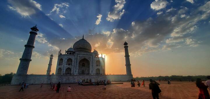 जब मैदानी इलाक़ों में तापमान 40 डिग्री या उससे ज़्यादा होता है तो IMD उसे हीट वेव करार देता है. इसी तरह हील स्टेशन पर 30 डिग्री सेल्सियस या तापमान इससे ज़्यादा होने पर लू की घोषणा कर दी जाती हैं.