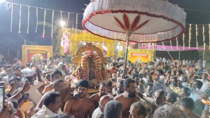 வருடா வருடம் தண்ணீரை முழுவதும் வெளியேற்றிய பிறகு சித்ரா பௌர்ணமி அன்று காஞ்சிபுரம் வரதராஜப் பெருமாள் கோயிலில் இருந்து உற்சவ மூர்த்தி இங்கு ஊர்வலமாக எடுத்து வரப்படுகிறார். பூமிக்கு அடியில் உள்ள மண்டப கிணற்று நீரில் திருமஞ்சனம் செய்யப்படுகிறார்.