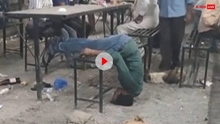 drunk man turned upside down with his head on the ground know peoples reaction Viral Video: शराब के नशे में सिर जमीन पर रख उल्टा हो गया शख्स, लोग बोले- डाउन टू अर्थ बंदा...