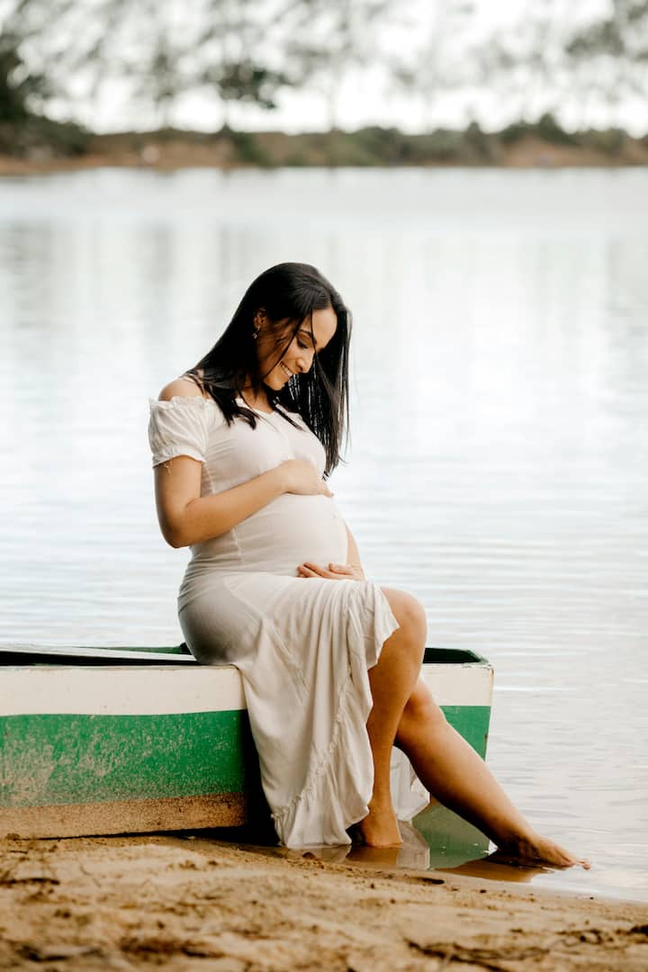 During pregnancy, implantation of the embryo requires suppression of the immune system and numerous hormonal changes.  This is the body's natural process, which causes the symptoms of morning sickness.  It is important to note here that morning sickness does not mean that its symptoms are felt only in the morning.  It can be felt at any time of the day or night.  Seven out of ten women experience symptoms.  Let us know how to reduce the symptoms of morning sickness (Photo credit: pexels)