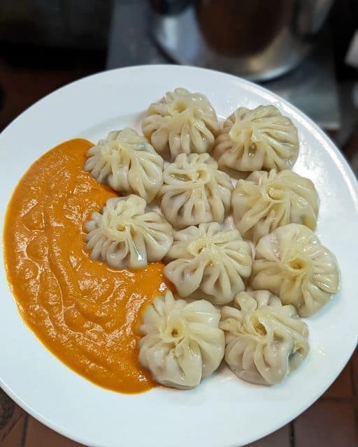 डो की तैयारी- किसी भी अच्छे चिकन मोमो को बनाने के लिए उसमें इस्तेमाल किए गए आटे की बनावट सबसे जरूरी होती है. आटा गूंथते समय मैदा और पानी के मिश्रण का ध्यान दें. आटे को तब तक अच्छी तरह गूथिये जब तक वह चिकना और लचीला न हो जाये. एक बार हो जाने पर, आटे को कम से कम 30 मिनट के लिए आराम करने दें ताकि ग्लूटेन आराम कर जाए. इससे यह सुनिश्चित हो जाएगा कि यह अब चिकन भरने के लिए तैयार है.