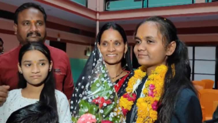 MPBSE MP Board Result 2024 Success Story Indore Falguni Pawar comes top 3 in class 12th ANN MP Board Result 2024: मां बनाती है दूसरों के घर खाना, बिटिया ने 12वीं की परीक्षा में पाया तीसरा स्थान, IAS बनना है सपना