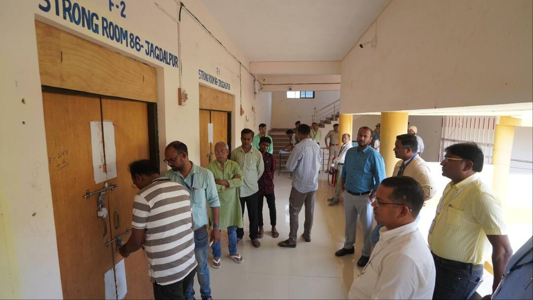 CG Lok Sabha Elections 2024: बस्तर में पैरामिलिट्री फोर्स के हाथों में स्ट्रांग रूम की सुरक्षा की कमान, चप्पे-चप्पे पर जवान तैनात Chhattisgarh Lok Sabha Election 2024 Command of security of strong room in hands of paramilitary force in Bastar ann CG Lok Sabha Elections 2024: बस्तर में पैरामिलिट्री फोर्स के हाथों में स्ट्रांग रूम की सुरक्षा की कमान, चप्पे-चप्पे पर जवान तैनात