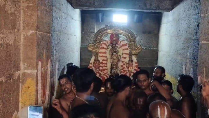 Nadavavi Kinaru : சித்ரா பௌர்ணமியை ஒட்டி காஞ்சி வரதராஜப் பெருமாள் , பூமிக்கடியில் 15 அடி ஆழத்திலுள்ள நடவாவி கிணறு கல் மண்டபத்தில் எழுந்தருளி பக்தர்களுக்கு அருள் பாலித்தார்.