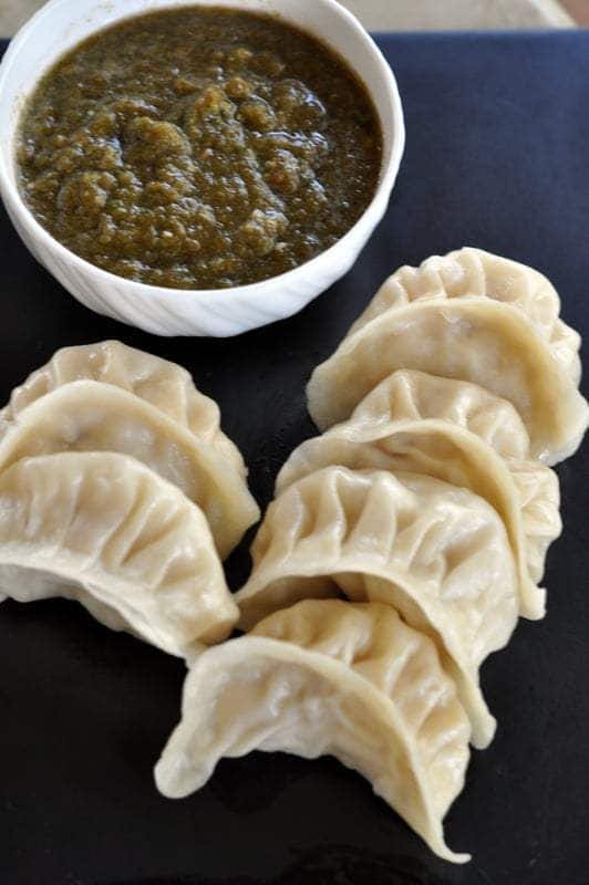 डिपिंग सॉस को न भूलें- इसे डिपिंग सॉस के साथ मिलाकर अपने मोमोज का स्वाद बढ़ाएं. सोया सॉस, सिरका, चिली सॉस और थोड़ी सी चीनी के मिक्स्चर का इस्तेमाल करके स्वादिष्ट डिपिंग सॉस तैयार करें.