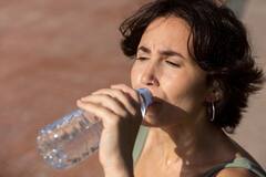 Over Hydration: ज्यादा पानी पीना भी है खतरनाक, जा सकती है जान, हो जाएं सावधान