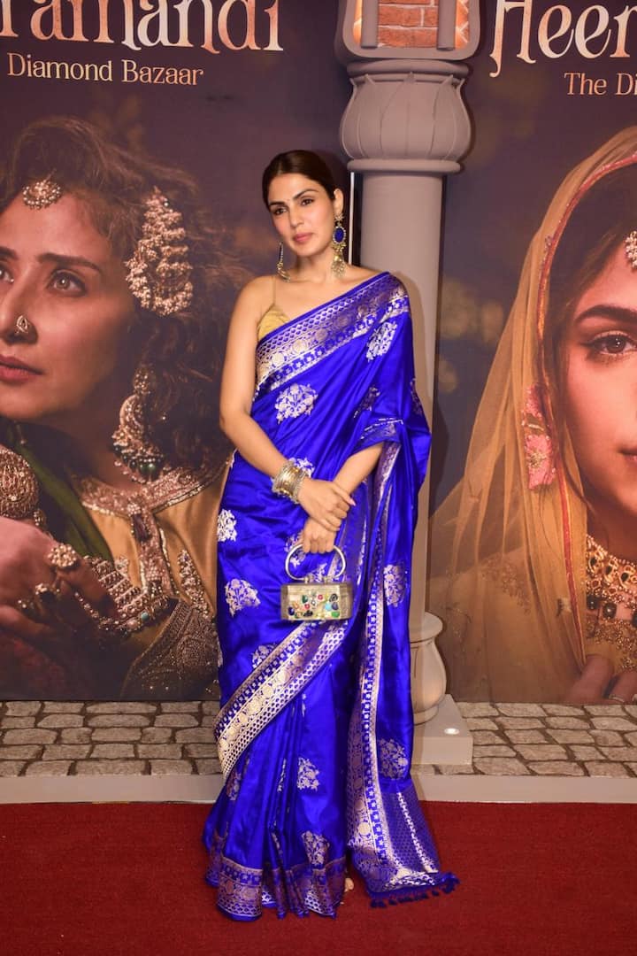 रिया चक्रवर्ती ब्लू कलर की बनारसी साड़ी पहन 'हीरामंडी' की स्क्रीनिंग में शामिल हुईं. माथे पर बिंदी और जुड़ा बनाए एक्ट्रेस काफी अलग दिख रही थीं.