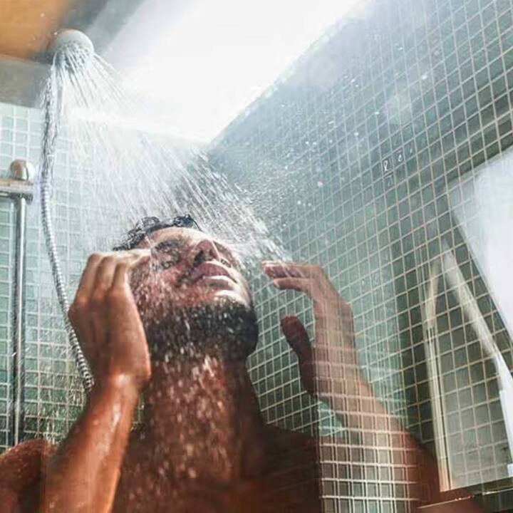 ਇਸ ਲਈ ਧਿਆਨ ਰੱਖੋ ਕਿ ਗਰਮੀਆਂ 'ਚ ਸਿਰਫ ਦੋ ਵਾਰ ਹੀ ਨਹਾਉਣਾ ਚਾਹੀਦਾ ਹੈ। ਸਵੇਰੇ ਅਤੇ ਘਰ ਵਾਪਸ ਆਉਣ ਤੋਂ ਬਾਅਦ, ਕੁਝ ਮਿੰਟਾਂ ਲਈ ਆਰਾਮ ਕਰੋ ਤਾਂ ਜੋ ਤੁਹਾਡੇ ਸਰੀਰ ਦਾ ਤਾਪਮਾਨ ਕਮਰੇ ਦੇ ਤਾਪਮਾਨ ਵਰਗਾ ਹੋ ਜਾਵੇ ਜਾਂ ਰਾਤ ਨੂੰ ਸੌਣ ਤੋਂ ਪਹਿਲਾਂ।