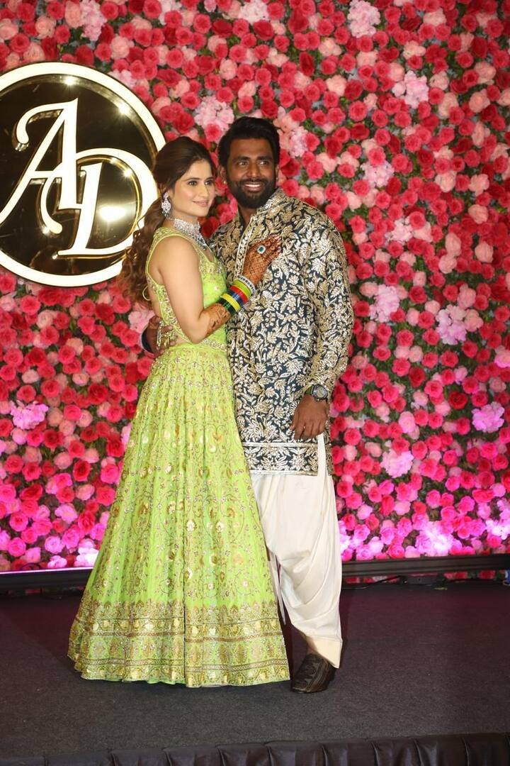 આરતી સિંહ અને દીપક ચૌહાણના સંગીત ફંક્શનની આકર્ષક તસવીરો પણ સામે આવી છે. તસ્વીરોમાં બંનેના ચહેરા પર  ખુશી દેખાઈ રહી છે.