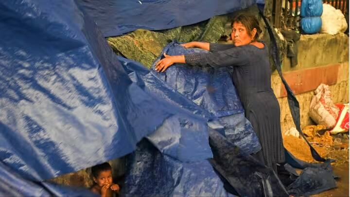 અને મંગળવારે હવામાનમાં આવેલા બદલાવ બાદ મહત્તમ તાપમાન 36.8 ડિગ્રી નોંધાયું હતું જે સામાન્ય કરતાં એક ડિગ્રી ઓછું હતું. IMD એ જણાવ્યું હતું કે, જોરદાર પવનો વાવેતર, બાગાયત અને સ્થાયી પાક માટે ખતરો છે અને ચેતવણી આપી છે કે નબળા બાંધકામો અને કાચાના ઘરોને આંશિક નુકસાન થઈ