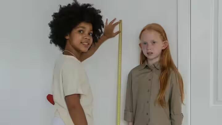 ખોરાક અને પીણું: બાળકને દરરોજ તાજા ફળો, લીલા શાકભાજી, પ્રોટીનયુક્ત ખોરાક જેમ કે કઠોળ, ઈંડા અને દૂધ આપો. આ ખોરાક તેમના શરીરને મજબૂત બનાવે છે અને ઊંચાઈ વધારવામાં મદદ કરે છે.