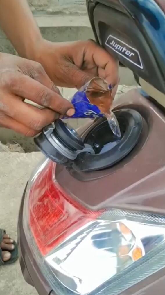 पेट्रोल भरने का राजस्थानी जुगाड़ देखा क्या