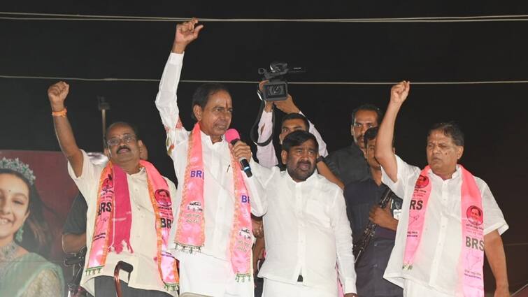 KCR slams Revanth Reddy and congress leaders while bus yatra in Nalgonda district KCR News: ఈ దద్దమ్మలకు దమ్ములేదు, వాళ్ల మెడలు వంచి హామీలు అమలు చేయిస్త - కేసీఆర్