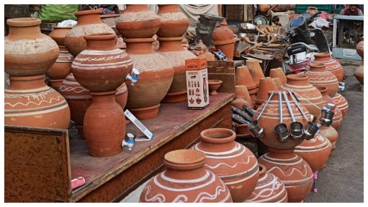 ब्रश का उपयोग करें: एक लंबे हैंडल वाला ब्रश लें जो घड़े या सुराही के अंदर तक पहुंच सके. इससे अंदर की सतहों को अच्छी तरह से साफ किया जा सकता है.