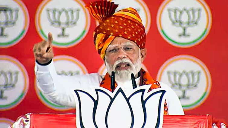 Lok Sabha Elections 2024 PM Narendra Modi hits out Congress says tried to give reservations to Muslims out of SC ST quota Lok Sabha Elections 2024: 'धर्म के आधार पर आरक्षण लागू करना चाहती है कांग्रेस', बोले पीएम मोदी, जानें OBC कोटे पर और क्या कहा