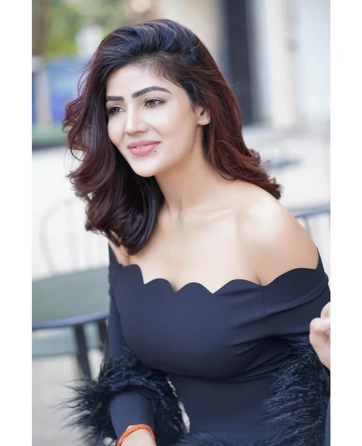 સલમાન ખાનના શોની સ્પર્ધક સોનિયા બંસલ કેમેરાની સામે પોઝ આપવામાં એક્સપર્ટ છે. તેના દરેક પોઝ ઇન્ટરનેટ પર વાયરલ થાય છે.