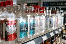 ਵੀਡੀਓ ਮੁਤਾਬਕ ਤਿੰਨੇ ਜਣੇ ਵੱਡੇ ਬੈਗ ਵਿੱਚ ਸ਼ਰਾਬ ਦੀਆਂ ਬੋਤਲਾਂ ਪਾ ਕੇ ਬਿਨਾਂ ਅਦਾਇਗੀ ਕੀਤੇ ਜਬਰੀ ਲਿਜਾਣ ਲੱਗਦੇ ਹਨ ਤਾਂ ਉੱਥੇ ਖੜ੍ਹਾ ਇੱਕ ਗੋਰਾ ਗਾਹਕ ਉਨ੍ਹਾਂ ਦੋਵਾਂ ਪੁਰਸ਼ਾਂ ਨੂੰ ਘਸੁੰਨ ਮਾਰ ਕੇ ਰੋਕਣ ਦਾ ਯਤਨ ਕਰਦਾ ਹੈ। ਇਸ ਦੌਰਾਨ ਔਰਤ ਭਰੇ ਹੋਏ ਬੈਗ ਸਟੋਰ ’ਚੋਂ ਬਾਹਰ ਲਿਜਾਂਦੀ ਵਿਖਾਈ ਦਿੰਦੀ ਹੈ ਤੇ ਸਟੋਰ ਦਾ ਮੈਨੇਜਰ ਸਰੀਰਕ ਨੁਕਸਾਨ ਦੇ ਡਰੋਂ ਕੁੱਟਮਾਰ ਕਰਨ ਵਾਲੇ ਨੌਜਵਾਨਾਂ ਨੂੰ ਉਥੋਂ ਜਾਣ ਦੇਣ ਲਈ ਆਖਦਾ ਹੈ। 