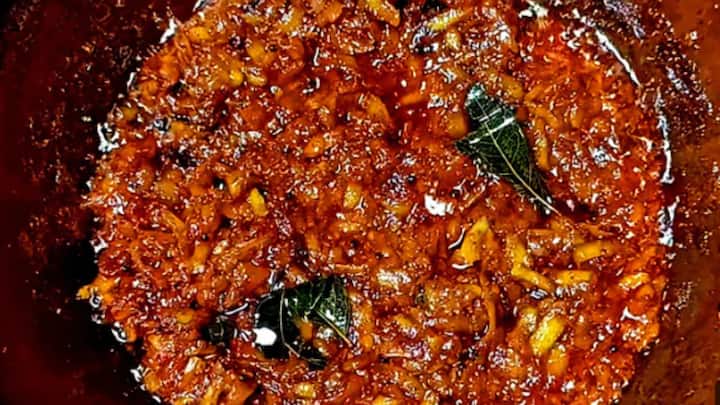 கடாயில் 3 மேஜைக் கரண்டி நல்லெண்ணெய் சேர்த்து கடுகு, கறிவேப்பிலை சேர்த்து பொரிந்ததும், இதனுடன் துருவிய வெங்காயத்தை சேர்த்து பச்சை வாசம் போகும் வரை வதக்கவும். பின் இதனுடன் துருவிய மாங்காயை சேர்த்து கிளறி விடவும்.