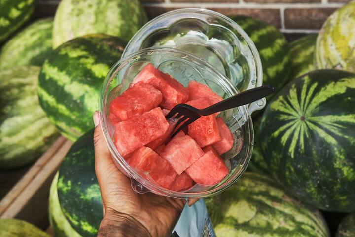 There is more sweating in summer, hence it is important that there is no shortage of water in the body.  It is advisable to eat watermelon and melon during these days.  In such a situation, if you also eat it, then know that both of them contain more than 90 percent water, which helps in keeping your body hydrated (Photo credit: pexels)