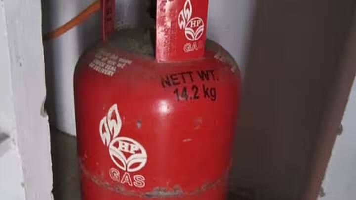 આ સાથે જો તમે ગેસ સળગાવો છો. અને ગેસને લાઇટ કર્યા પછી તરત જ તમારે આછો કાળો ધુમાડો નીકળતો જોવો જોઈએ. તો સમજી લો કે નવું સિલિન્ડર ભરવાની જરૂર છે.