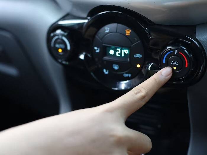 ਪਰ ਜਿਵੇਂ ਹੀ ਤੁਸੀਂ ਏਅਰ ਰੀ-ਸਰਕੂਲੇਸ਼ਨ ਨੂੰ ਚਾਲੂ ਕਰਦੇ ਹੋ, ਕਾਰ ਬਾਹਰ ਦੀ ਬਜਾਏ ਅੰਦਰ ਦੀ ਹਵਾ ਨੂੰ ਠੰਡਾ ਕਰਨਾ ਸ਼ੁਰੂ ਕਰ ਦਿੰਦੀ ਹੈ। ਇਸ ਕਾਰਨ ਕੈਬਿਨ ਦੇ ਅੰਦਰ ਠੰਡੀ ਹਵਾ ਮੁੜ-ਸਰਗਰਮ ਹੋਣ ਲੱਗਦੀ ਹੈ, ਜਿਸ ਨਾਲ AC ਬਾਰ-ਬਾਰ ਠੰਡਾ ਕਰਦਾ ਰਹਿੰਦਾ ਹੈ। ਇਸ ਕਾਰਨ AC ਨੂੰ ਹਵਾ ਨੂੰ ਠੰਡਾ ਕਰਨ 'ਚ ਜ਼ਿਆਦਾ ਸਮਾਂ ਨਹੀਂ ਲੱਗਦਾ ਅਤੇ ਕੁਝ ਹੀ ਮਿੰਟਾਂ 'ਚ ਕਾਰ ਪੂਰੀ ਤਰ੍ਹਾਂ ਠੰਡੀ ਹੋ ਜਾਂਦੀ ਹੈ। ਕਾਰ ਵਿੱਚ, ਇਹ ਬਟਨ AC ਕੰਸੋਲ ਦੇ ਨੇੜੇ ਹੁੰਦਾ ਹੈ।