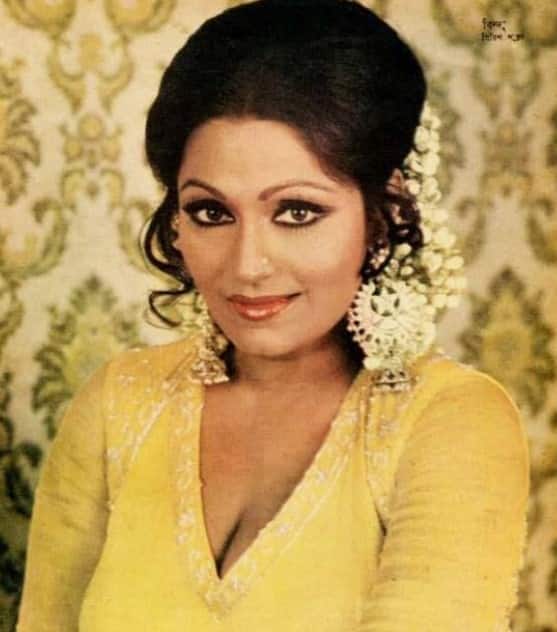 ये एक्ट्रेस कोई और नहीं दिग्गज अभिनेत्री बिंदु हैं. सालों पहले, रीता के रूप में बिंदू ने 'अनहोनी' (1973) में 'हंगामा हो गया' से धमाल मचा दिया था. ये क्लब नंबर आज भी डांस फ्लोर पर धूम मचाता है. वहीं 'कटी पतंग' में शब्बो, 'जंजीर' में मोना डार्लिंग, 'हवस' में कामिनी... बनकर खूब फेम हासिल किया था.