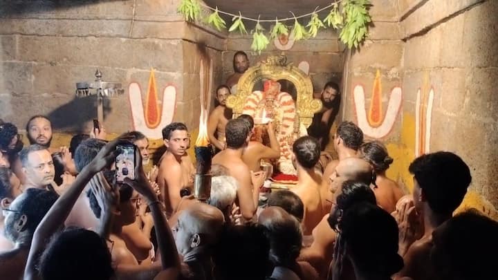 இதைத் தொடர்ந்து ஐயங்க ஐயங்கார்குளம் ஸ்ரீ சஞ்சீவிராயர் திருக்கோயிலில் எழுந்தருளி சிறப்பு திருமஞ்சனம் கண்டார்.