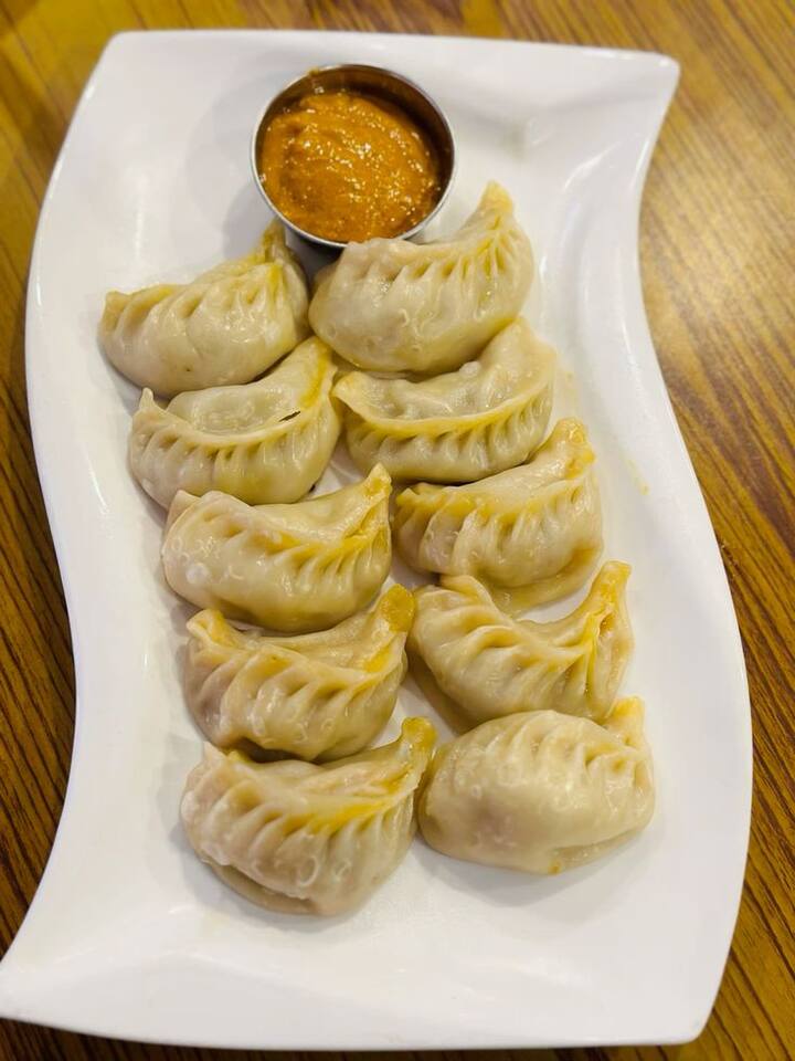 रैपिंग- भले ही मोमो को भरपूर मात्रा में भरकर लपेटना कठिन लग सकता है, लेकिन डरें नहीं क्योंकि अभ्यास से सब कुछ सही हो जाता है. रोलिंग पिन का इस्तेमाल करके, आटे को पतला और समान रूप से बेल लें ताकि मोमोज समान रूप से पक जाएं.