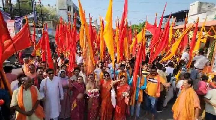 इस दौरान शहर के अलग-अलग जगह से भव्य शोभा यात्रा मंदिर परिसर पहुंच रही थी.