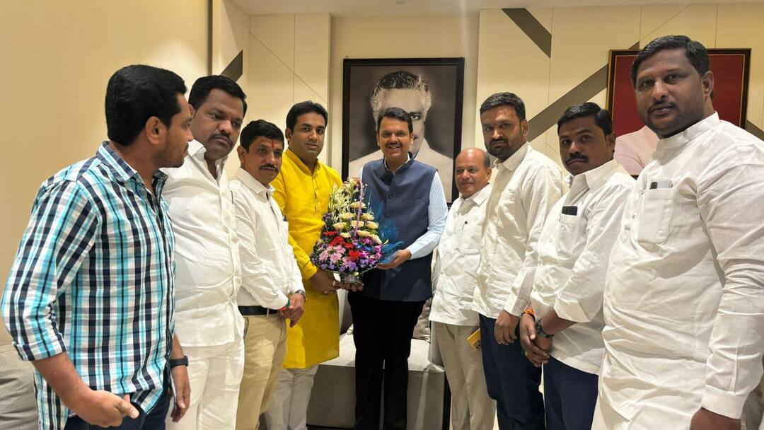 A big shock to Sushilkumar Shinde the grandson of Tatya Kothe who manages the election campaign joins the BJP praniti shinde Sushilkumar Shinde : सुशीलकुमार शिंदेंना मोठा धक्का, निवडणूक कॅम्पेन सांभाळणाऱ्या तात्या कोठेंचा नातू भाजपमध्ये!