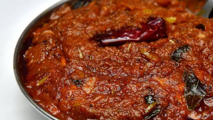 இரண்டு நிமிடத்தில் இது எண்ணெய் பிரிந்து வரும் அளவிற்கு வெந்து விடும். அப்படி வேகவில்லையென்றால் மேலும் சிறிது நேரம் வேக வைத்துக் கொள்ள வேண்டும்.