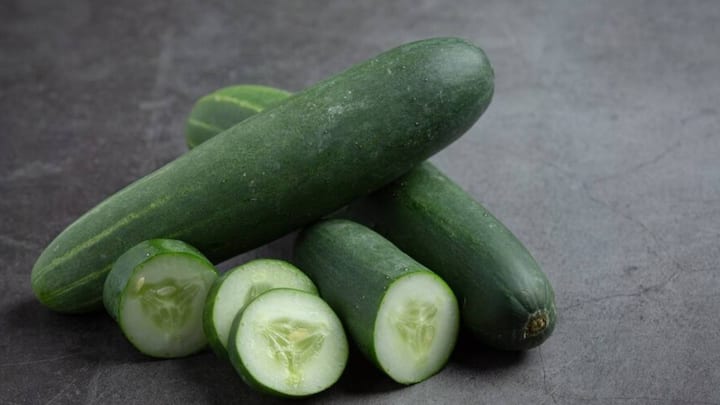 Cucumber Peel: सलाद में लोग ज्यादातर खीरा खाते हैं. लेकिन अक्सर लोग खीरा खाते वक्त एक गलती कर बैठते हैं. जिसके कारण खीरा खाने के फायदे की जगह नुकसान पहुंच जाता है.