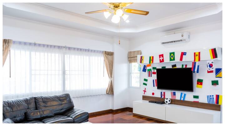 स्क्रू को टाइट करें: कभी-कभी पंखे के शोर का कारण स्क्रू ढीले होना होता है. पंखे को बंद करके, पेचकश से सभी स्क्रू को टाइट करें. इससे पंखा बेहतर तरीके से काम करेगा और शोर कम होगा.