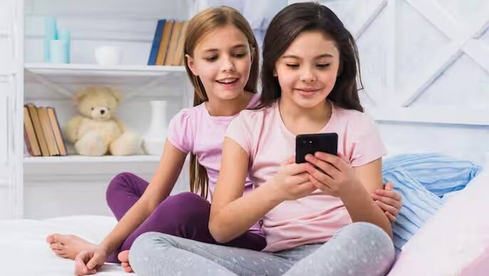 Parenting Tips :Harmful Side Effects of Mobile Phones On Children Parenting Tips : બાળકોના વિકાસમાં મોબાઇલ છે મોટો અવરોધ, રહેવું પડશે સાવધાન