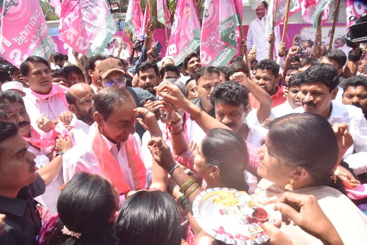 కేసీఆర్ కు పార్టీ మహిళా కార్యకర్తలు వీర తిలకం దిద్దారు