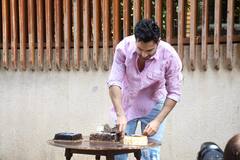 Varun Dhawan Birthday: वरुण धवन ने पैपराजी के साथ सेलिब्रेट किया बर्थडे, फैंस को खिलाया केक