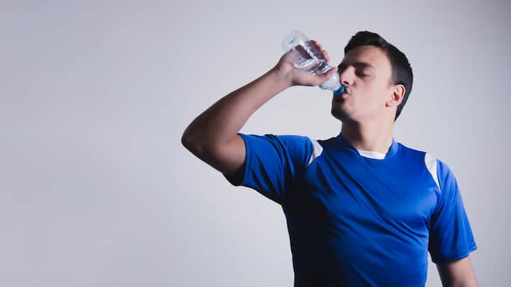 Every time you leave the house in hot weather, take things with you to keep your body hydrated.  Besides water, keep fruits with you that contain a large amount of water.  Coconut water is the best option to keep the body hydrated.  As a result, we do not feel thirsty and we also avoid drinking too much water.