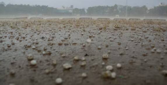 ਮੌਸਮ ਵਿਭਾਗ ਦਾ ਕਹਿਣਾ ਹੈ ਕਿ 26 ਅਤੇ 27 ਅਪ੍ਰੈਲ ਨੂੰ ਪੰਜਾਬ ਅਤੇ ਹਰਿਆਣਾ ਦੇ ਵੱਖ-ਵੱਖ ਥਾਵਾਂ 'ਤੇ ਗੜੇ ਪੈਣ ਦੀ ਸੰਭਾਵਨਾ ਹੈ।