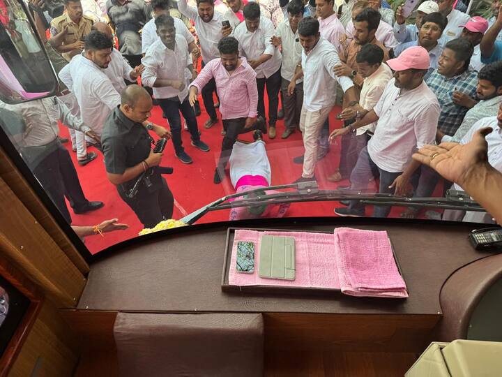 ఐకేపీ సెంటర్ కాంచి గన్నీ బ్యాగుల ప్రదర్శన చేసిన రైతులు